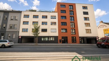 Pronájem bytu 1+kk, 28 m² s terasou 12 m² — Plzeň, Slovanská 56