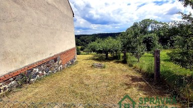 Stodola se zahradou v obci Mešno – zajímavá příležitost k přestavbě