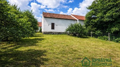 Stodola se zahradou v obci Mešno – zajímavá příležitost k přestavbě