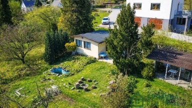 Chata se zahradou 522 m² na jižním svahu v Plzni na Roudné