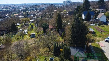 Chata se zahradou 522 m² na jižním svahu v Plzni na Roudné