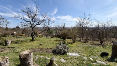 Zahrada 522 m² s chatou na jižním svahu v Plzni na Roudné